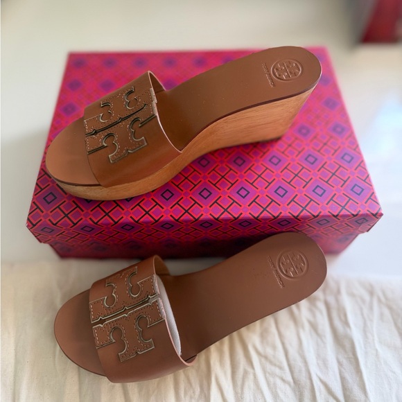 Tory Burch INES 80MM WEDGE SLIDE
CALF LEATHER/METALLIC VEG
LEATHER
SIZE US 7 - Picture 4 of 13